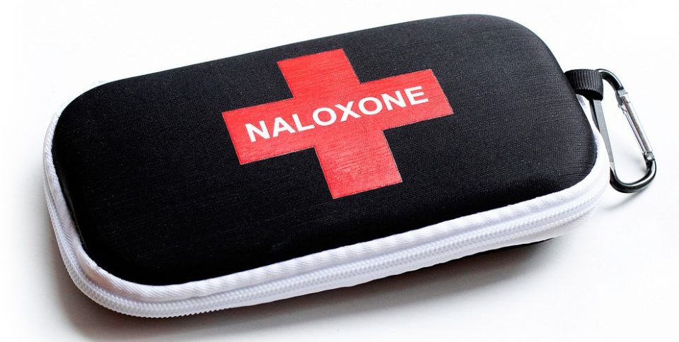 Naloxone kit