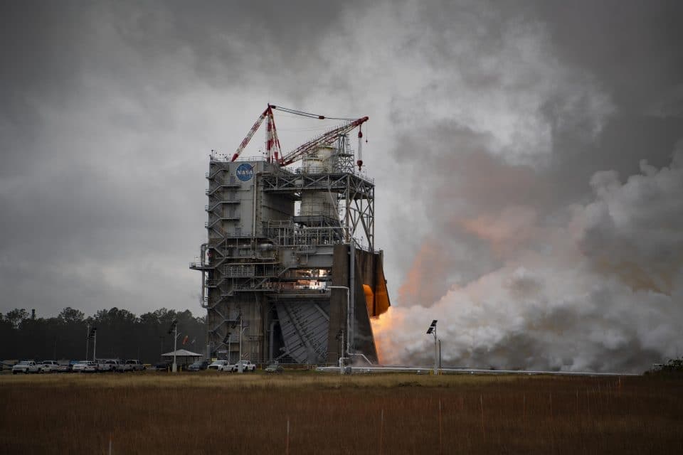 El Centro Espacial Stennis continúa las pruebas en caliente de los motores RS-25