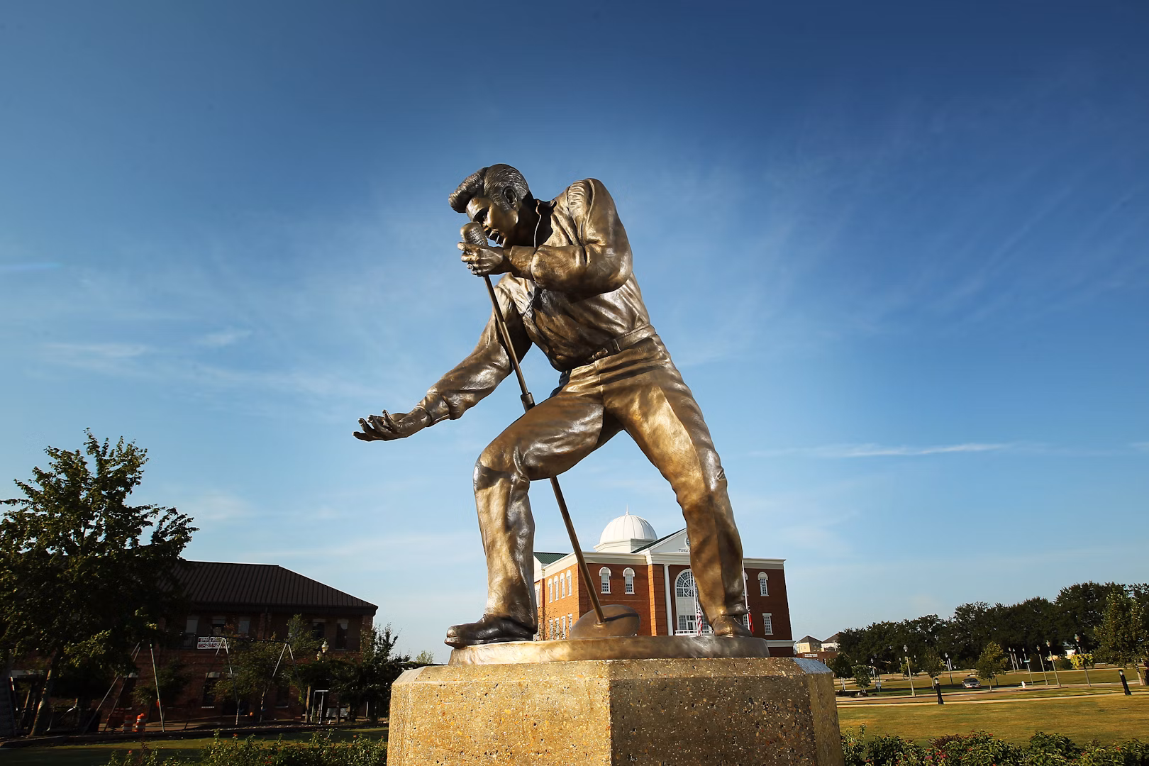 Elvis statue