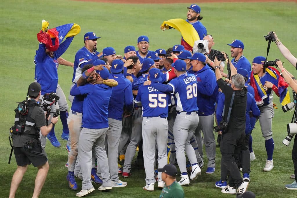 Venezuela beats U.S. 3-2 on Suárez’s 9th-inning double to win World Baseball Classic title